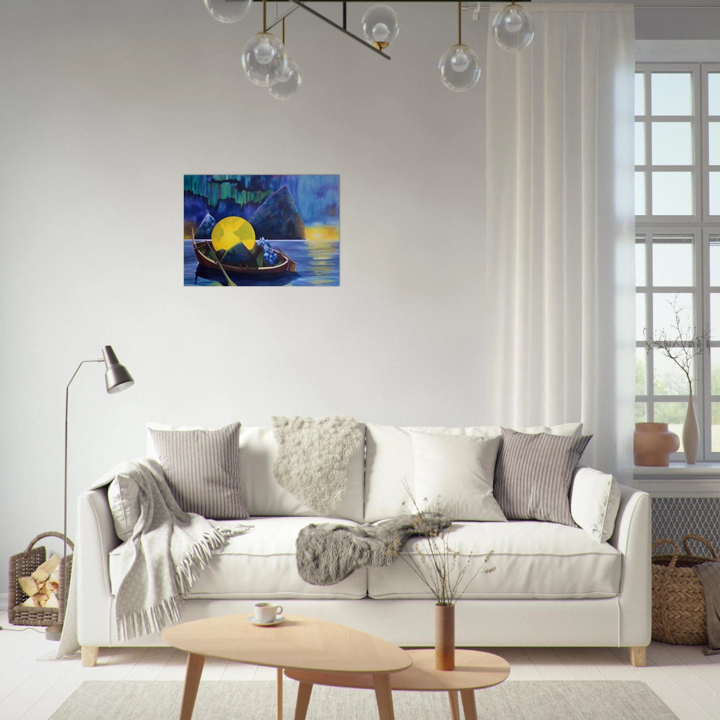 Minner kunsttrykk over lys sofa - symbolsk nordlysmaleri i skandinavisk stue