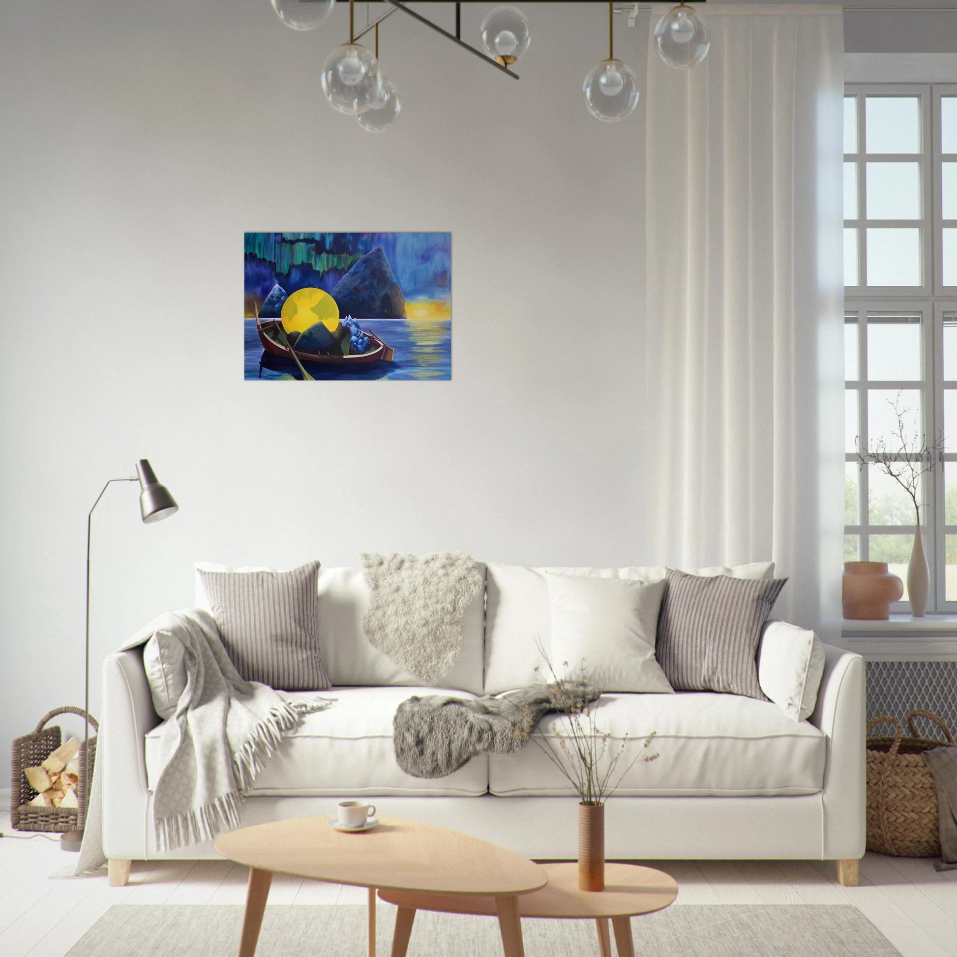 Minner kunsttrykk over lys sofa - symbolsk nordlysmaleri i skandinavisk stue