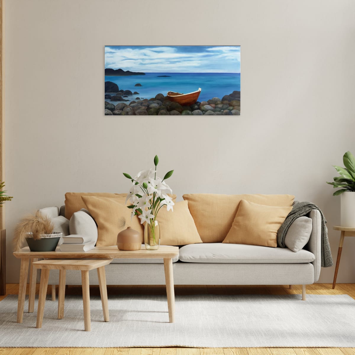 maleri på beige vegg over lys sofa med lys gule puter og lite settbord