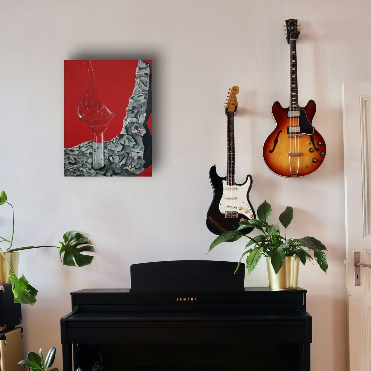 Maleriet på hvit vegg i interiør med musikkinstrumenter og planter