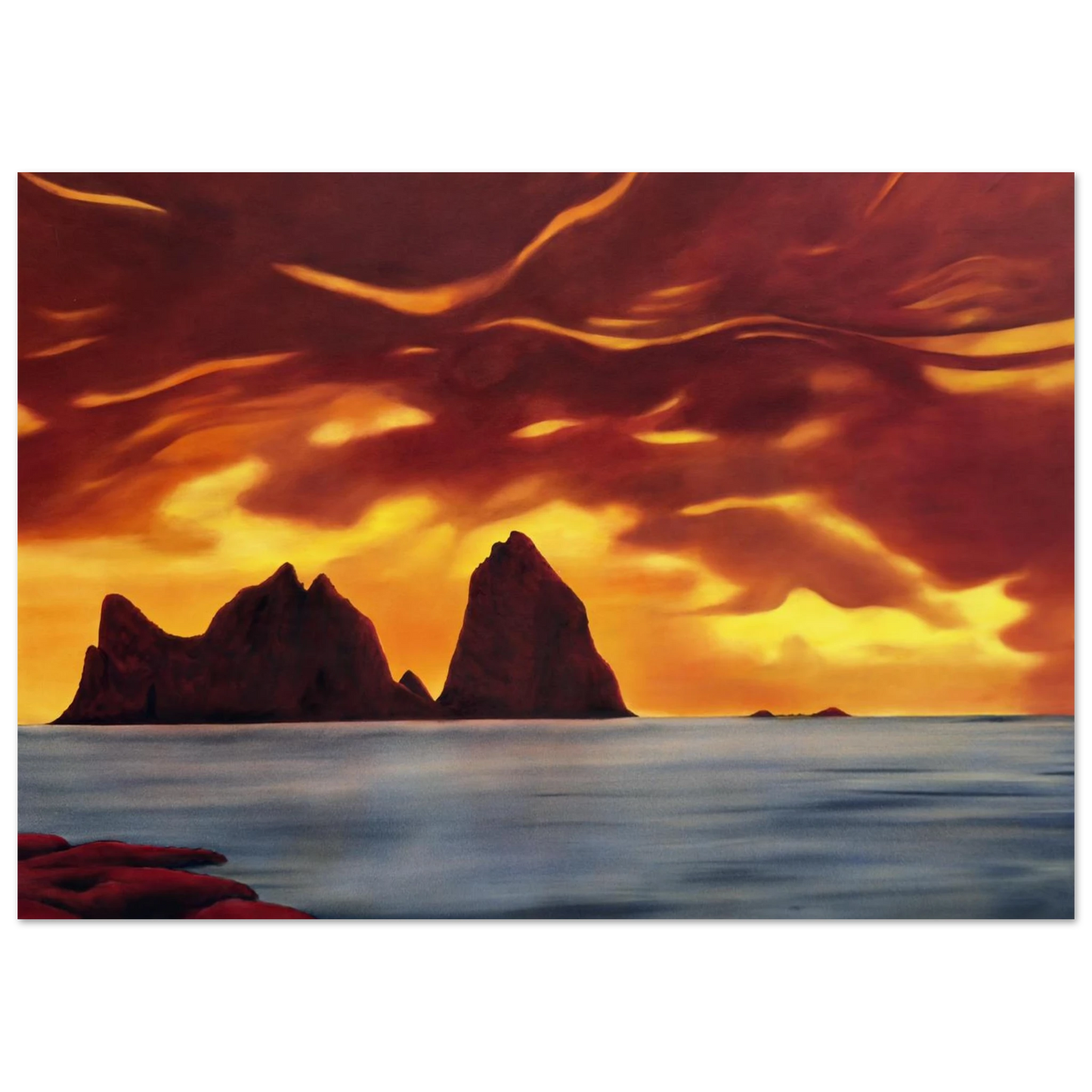 Solnedgang over Træna - øygruppen Træna i solnedgang, glødende rødt og rav fyller en dramatisk himmel, mens mørke øysilhuetter reiser seg fra et rolig blått hav. 