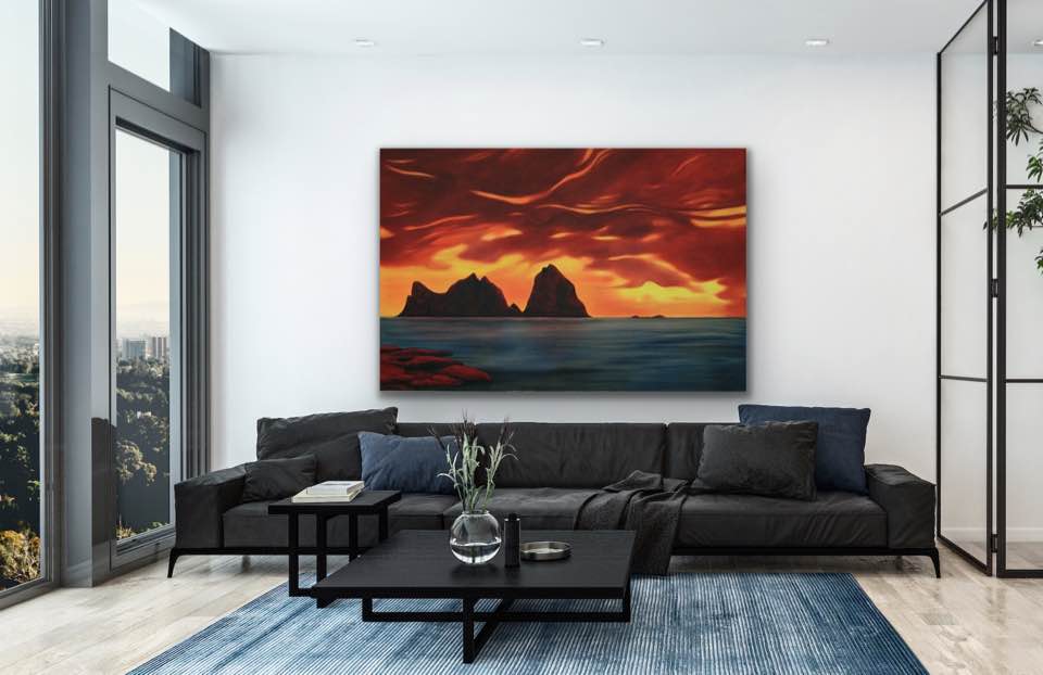 Solnedgang over Træna - i moderne interiør over mørk sofa
