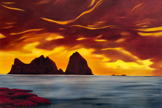 Oeygruppen Traena under flammende solnedgang i gult og dyp orange