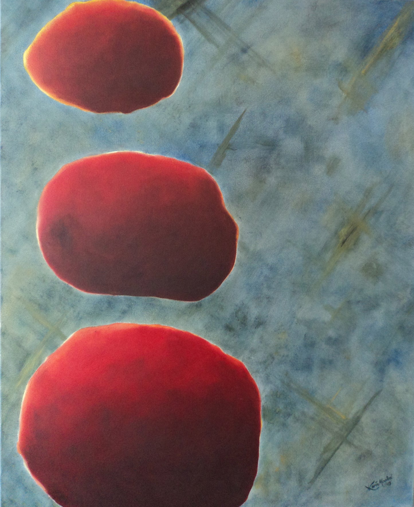 Oljemaleri 100x80 cm viser tre karmosinrøde elementer som svever mot en lys blågrå bakgrunn