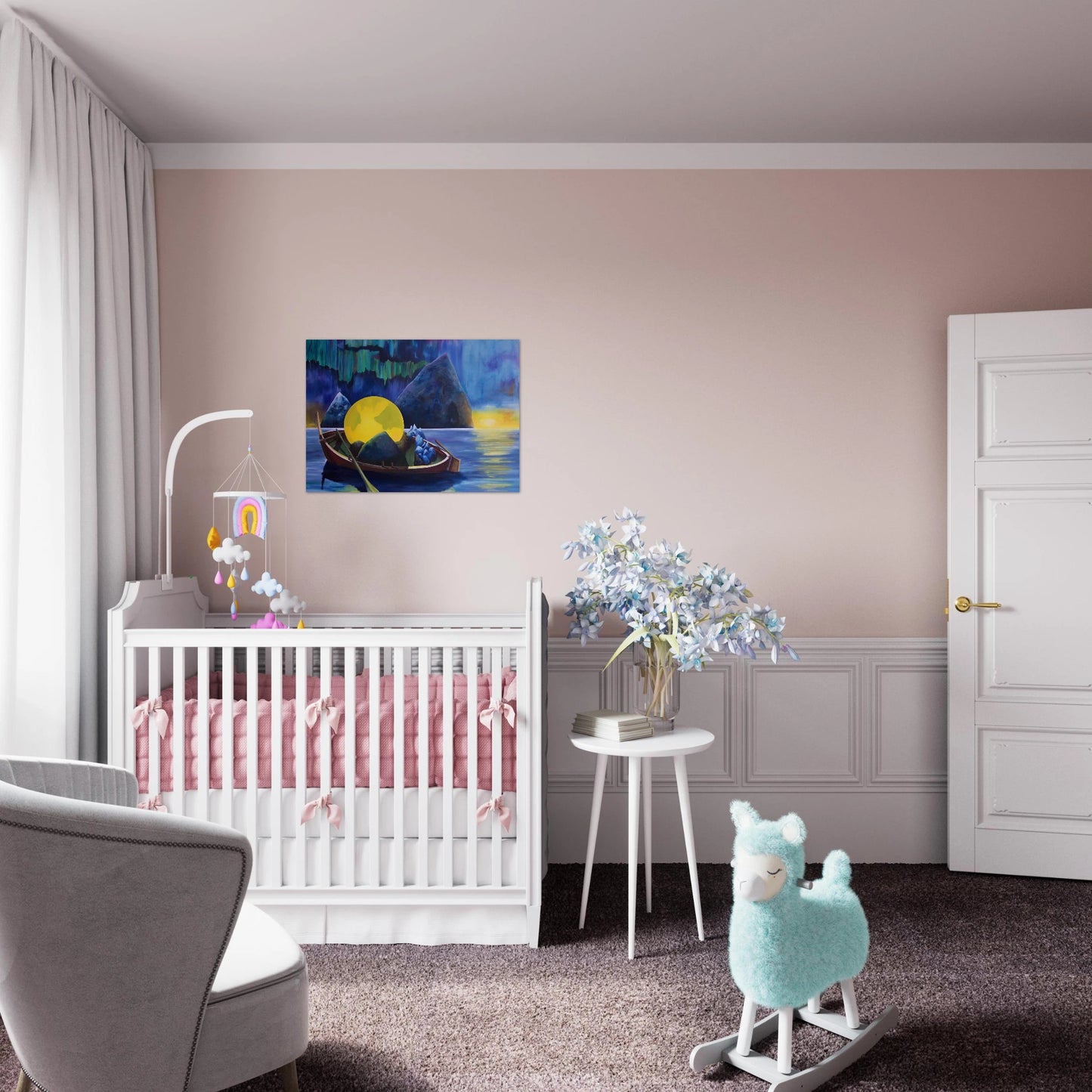 Minner kunsttrykk i barnerom - nordnorsk maleri med midnattssol ved babyseng