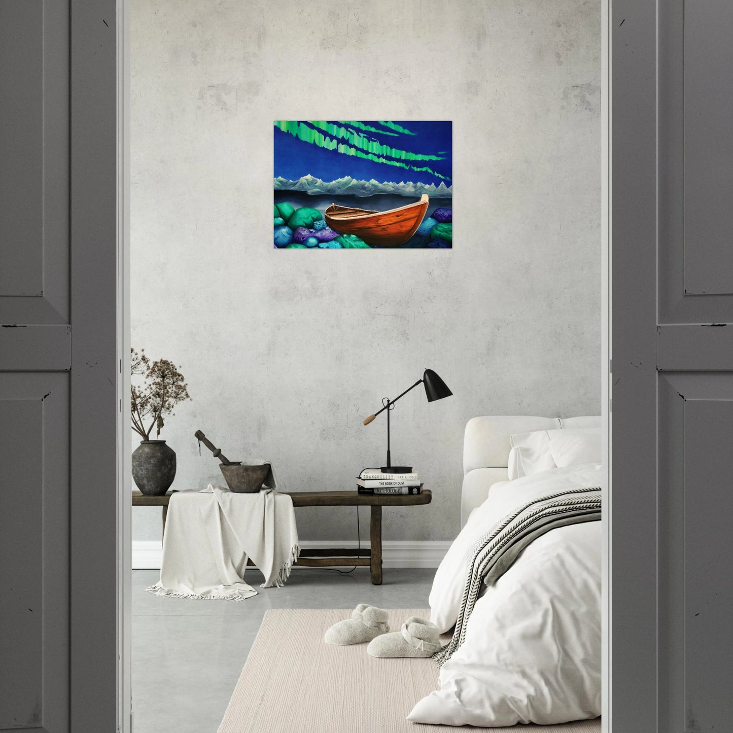 Vinternatt i nord kunsttrykk over seng - nordlysmaleri med båt og arktiske fjell i soverom