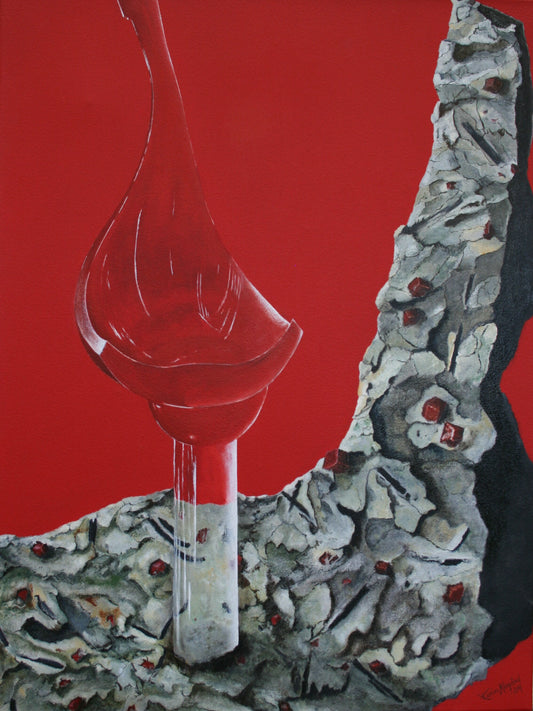 et glass og en bergart med granater mot en rød bakgrunn 