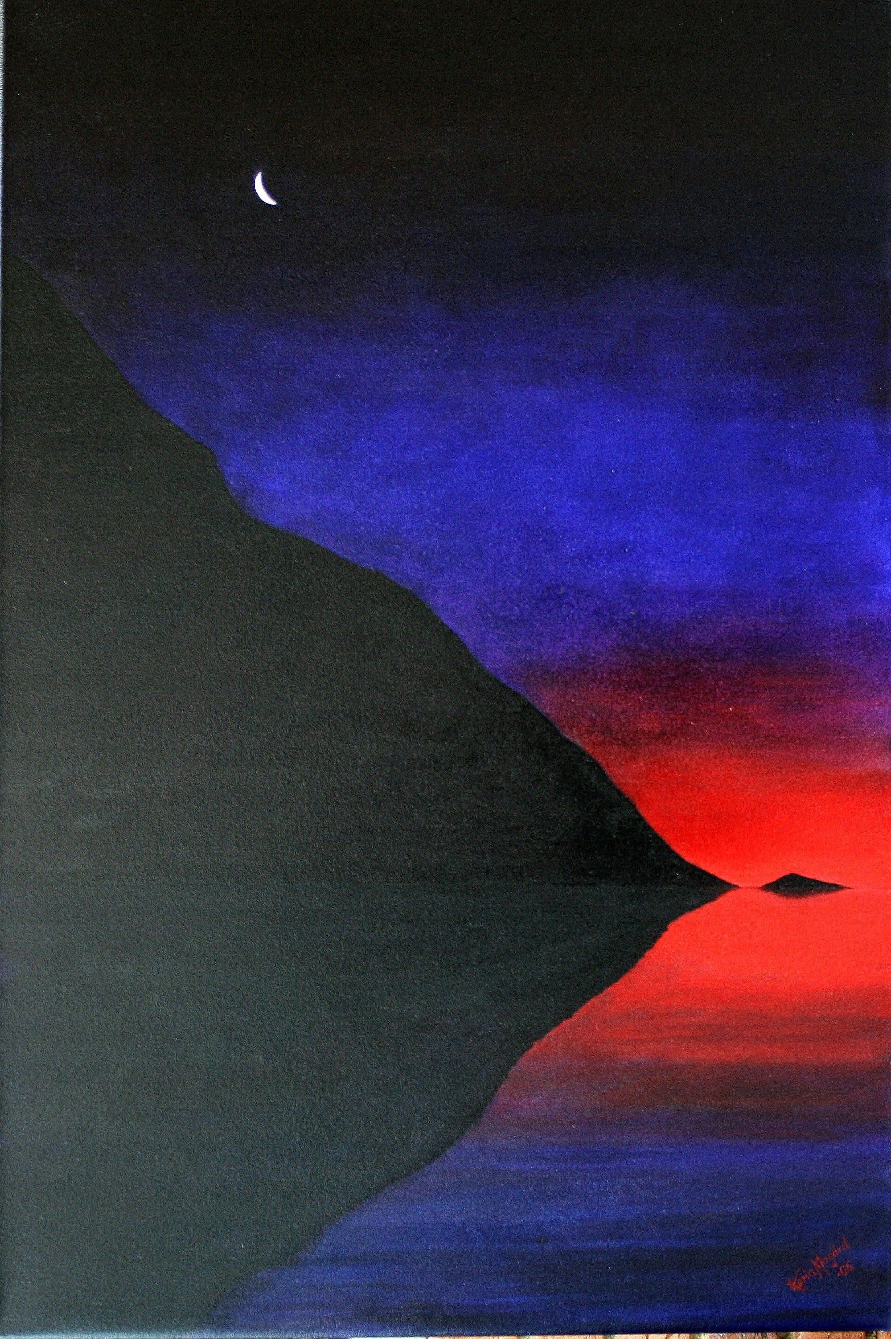 et stille sjølandskap med en slank halvmåne over en himmel som går fra dyp indigo til glødende karmin.