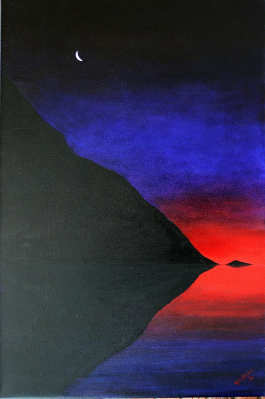 et stille sjølandskap med en slank halvmåne over en himmel som går fra dyp indigo til glødende karmin.