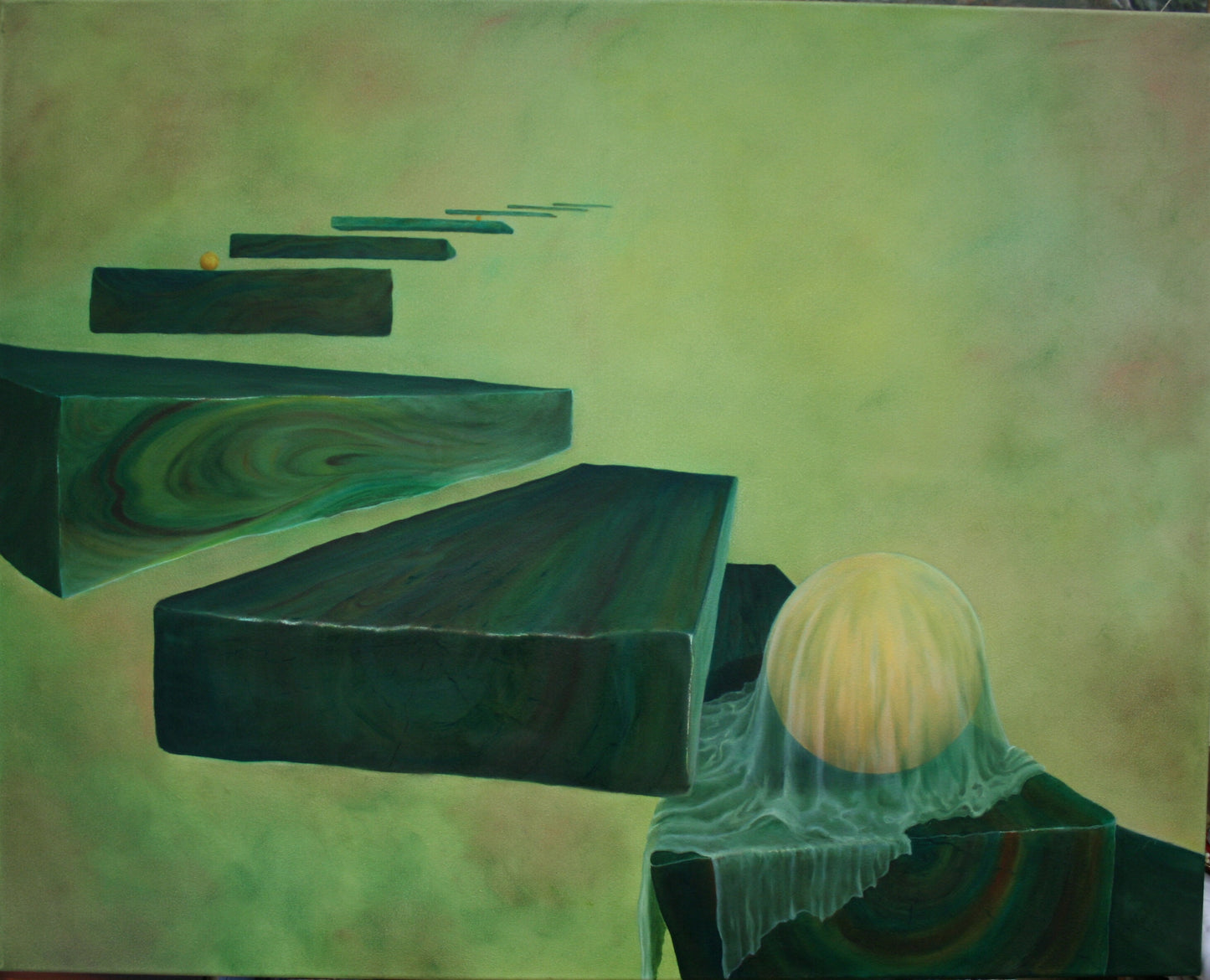 Oljemaleri av gul kule med slør på en mørknet tretrapp mot en lys grønn bakgrunn. 